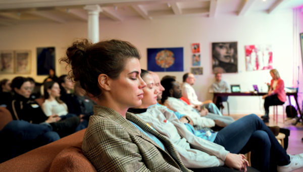 BE LIGHT Live — Immersive Session mit Teilnehmenden