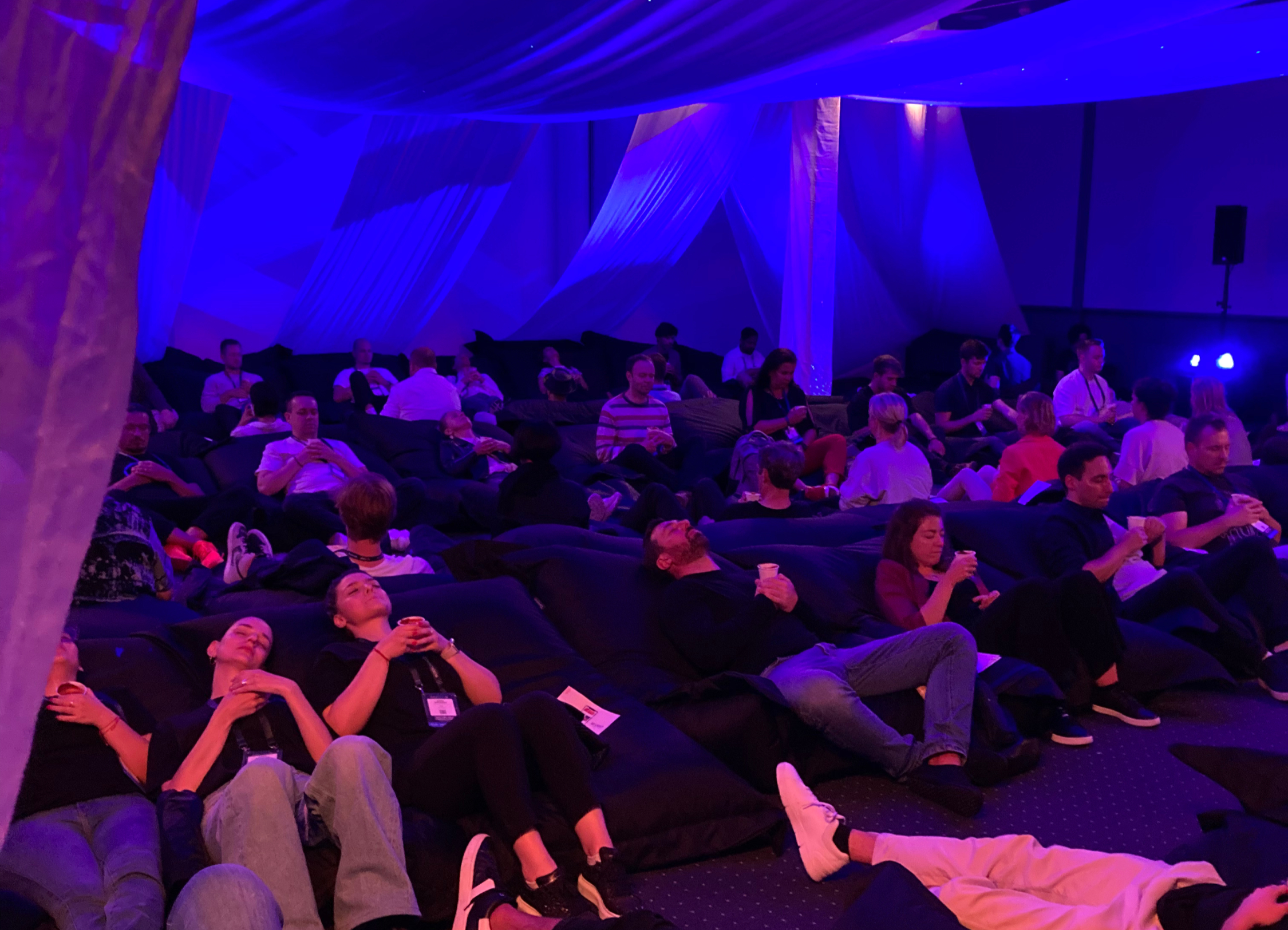 BE LIGHT Relax & Flow Room — Gruppensession vor Ort